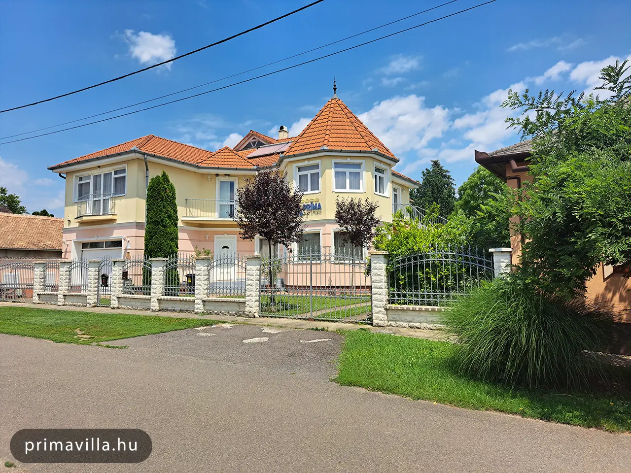 A Prima Villa sárga homlokzata tornyos tetővel