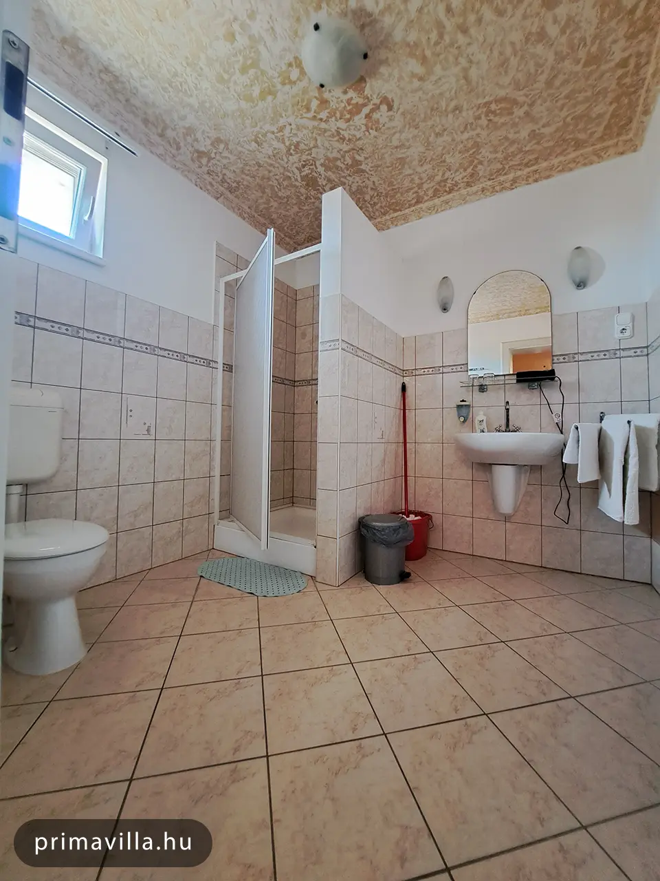 Fürdőszoba zuhanyzóval