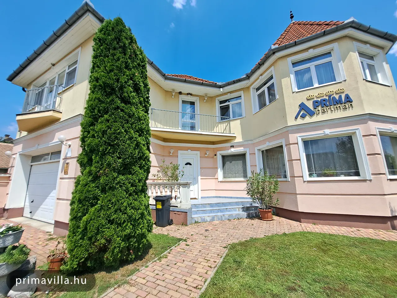 A villa bejárata